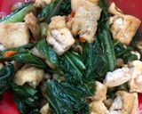 Foto langkah ke 3 dari resep Tumis tahu dan sawi hijau.