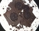 A picture of step 5 of Oreo slice brownie😋اوریو سلاٸس براٶنی 💝.