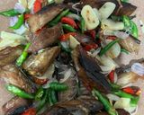 Foto langkah ke 4 dari resep Tumis tongkol cabai hijau.