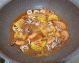 Foto langkah ke 6 dari resep Seafood Tumpah Pedas Manis.