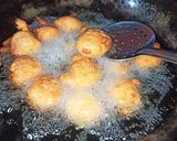 मीठे गुलगुले (मिल्क बनाना पफ) (Meethe Gulgule recipe in hindi) रेसिपी चरण 3 फोटो