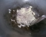 Foto langkah ke 3 dari resep Tumis kembang Daun pepaya,Teri dan tempe.