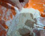 Foto del paso 4 de la receta: A la masa con los niños de la casa, pizza casera para hacer en familia