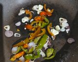 Foto langkah ke 2 dari resep Tumis Telur Ceplok Cabe Gendot.