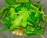 Foto langkah ke 3 dari resep Tumis Kangkung Saos Tiram.