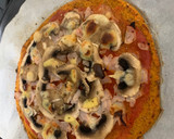 Foto del paso 9 de la receta: Pizza de masa de zanahoria con jamón York, champiñones y queso