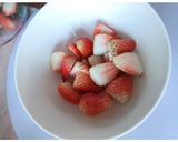 รูปขั้นตอนการทำที่ 1 ของ นมสดสตรอว์เบอร์รี🥛🍓