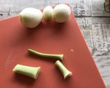 Une image de l'étape 4 de Salade de tomates noires, mozzarella di buffala et oignons nouveaux.