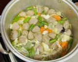 Foto langkah ke 4 dari resep Sop Bakso Sayur.