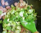 Foto langkah ke 3 dari resep Tumis Brokoli Sosis.