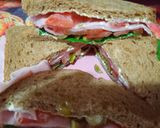 Foto del paso 3 de la receta: Sándwich DE PAN INTEGRAL CON JAMÓN, RÚCULA, TOMATE Y ACEITUNAS 🥳🤪🥳🤪🥳🤪💚💚💚💚😛😃🥳💪💪💪💫💋💫💫💫💋💋💋🙏
