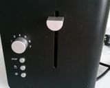 Foto del paso 3 de la receta: Café CON LECHE, 1 REBANADA DE PAN CON 1 LONCHA DE PAVO Y 1 MANZANA
