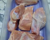 Foto del paso 1 de la receta: Pollo al horno con boniatos y cebollas