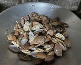 รูปขั้นตอนการทำที่ 3 ของ หอยลายผัดน้ำพริกเผา สูตรเด็ด