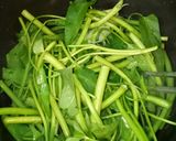 Hình bước làm 2 của món Rau Muống Xào Tỏi