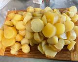 Une image de l'étape 11 de Salade de pommes de terre aux harengs, tomates et oignons.