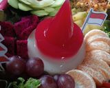 Foto langkah ke 7 dari resep Tumpeng dessert (Puding Merah Putih & Buah).