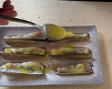 Foto del paso 2 de la receta: Navajas con vinagreta de mango y cilantro fresco