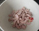 Foto langkah ke 3 dari resep Tumis Sosis Bawang Bombay.