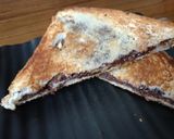 A picture of step 3 of Nutella and banana sandwich.