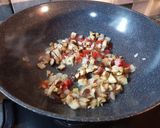Foto del paso 1 de la receta: Paella de Mariscos y Hongos Shiitake