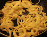 Foto del paso 6 de la receta: Fideos con pesto y churrascos encebollados