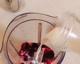 صورة لخطوة 1 من وصفة سموذي فراولة 🍓🍇 منعش ❄️