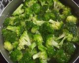 Foto langkah ke 2 dari resep Tumis Brokoli Jamur (+tips brokoli hijau & tidak langu).