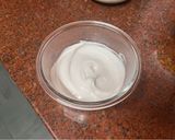 Foto del paso 3 de la receta: Postre rápido de merengue, frutillas y crema de maní