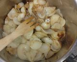 Görög hagymás nyúlragu - Kouneli stifado recept fázis 3 fotója