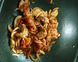 รูปขั้นตอนการทำที่ 2 ของ หมูผัดกิมจิ