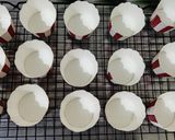 Foto langkah ke 6 dari resep Cheese & Chocolate Chip Cupcakes.
