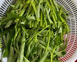 Hình bước làm 1 của món Rau muống xào tỏi