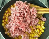 Foto langkah ke 2 dari resep Tumis jagung daging.