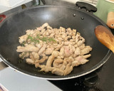 Foto del paso 2 de la receta: Pollo al ajillo con papas a lo pobre