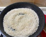 Foto del passaggio 1 della ricetta Risotto all’aglio nero e crema al parmigiano