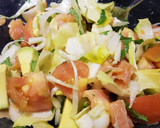Foto del paso 3 de la receta: Patatas y cebolla asadas con ensalada de salmón y aguacate