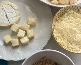 Foto del paso 1 de la receta: Rollitos de hojaldre con tres quesos y pera