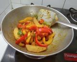 A picture of step 2 of Potato and bell pepper curry recipe.
