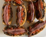 Foto del paso 4 de la receta: Anchoas con olivada y tomate