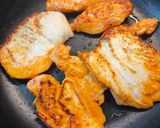 Krémes tepsis spárga mézes-mustáros csirkével és parmezsánnal recept fázis 3 fotója