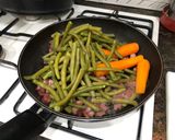 Foto del paso 4 de la receta: Judías verdes y zanahoria salteadas con jamón