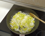 Foto del paso 1 de la receta: Sopas de ajo con cebolla y puerro caramelizados y queso de cabra