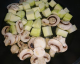 Foto del paso 1 de la receta: Brócoli, arroz, pollo y champiñones aromatizado con salsa de soja