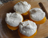 Foto del paso 2 de la receta: Postre improvisado con melocotones en almíbar y fruta con crema apto para diabéticos