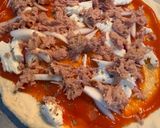 Foto del paso 3 de la receta: Pizza casera de atún con pimientos del piquillo y queso de cabra