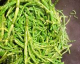 Hình bước làm 2 của món 🌱 Rau Ngón Biển (Salicorne) Xào Tỏi