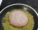 Foto del paso 1 de la receta: Hamburguesa de pollo con cebolla al moscatel y queso de cabra