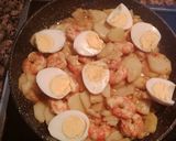 Foto del paso 4 de la receta: Langostinos con patatas y huevo