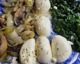 Foto del paso 8 de la receta: Bandeja de espinacas, hongos salteados, boconccinos, cherry